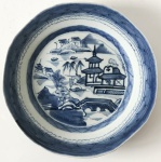 Prato decorativo de porcelana oriental para coleção (sem marca) desenho de paisagem oriental em tom azul, aprox. 22 cm de diâmetro 