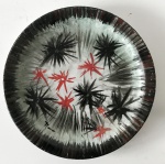 Inter-Americana - Prato decorativo de porcelana nacional para coleção, pintado a mão em preto e vermelho, aprox. 19 cm de diâmetro 