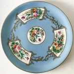 Grande prato de porcelana francesa para coleção (Marca Ilegivel) tom azul com desenhos florais e acabamento dourado, aprox. 30 cm de diâmetro - Provavelmente porcelana Sevres