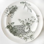 Hill Pottery - Prato decorativo de porcelana  inglesa para coleção, na tonalidade creme, desenhos florais de acabamento, aprox. 26,5 cm de diâmetro 