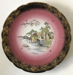Prato decorativo de porcelana oriental para coleção, bordas com desenhos florais em dourado, parte interna com paisagem (Monte Fugi), aprox. 25,5 cm de diâmetro 
