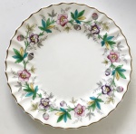 Royal Douton - Prato decorativo de porcelana inglesa para coleção, na tonalidade branca com rico trabalho de desenhos florais, aprox. 21 cm de diâmetro 