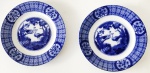 Johnson Bros - Par de pratos decorativos para coleção de porcelana inglesa ao estilo Borrão, parte interna com desenho de aves e borda floral, aprox. 22,5 cm de diâmetro 