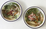 Johnson Bros - Par de pratos decorativos de porcelana inglesa para coleção, ambos com desenhos de cenas galantes, cada peça tem aprox. 22,5 cm de diâmetro 