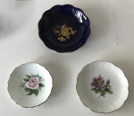 Lote composto de 3 pratinhos decorativos de porcelana em temas diferentes, peça maior aprox. 13 cm de diâmetro 