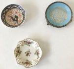 Lote composto de 3 miniaturas de pratos decorativos 2 de porcelana e 1 de cerâmica com temas diferentes, peça maior aprox. 10 cm de diâmetro 