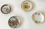 Lote composto de 4 miniaturas de pratos decorativos de porcelana com temas diferentes, peça maior aprox. 10,5 cm de diâmetro 