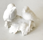 Escultura decorativa em faiança na tonalidade branca com imagem de pássaros, (obs. Apresenta bicado) aprox. 9 x 12 x 7 cm - Século XIX - Bélgica
