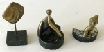 Lote composto de 3 mini escultura em bronze sendo 2 `Tonny` e 1 `Odete Eid` figuras diferentes, bases em mármore, peça maior com medida total, aprox. 13 x 6 x 5 cm 