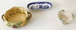 Lote composto de 3 peças variadas sendo: travessa de cerâmica francesa `Sarraguemines` petisqueira de porcelana `azul pombinho` e mini fruteira de cerâmica italiana bege, trabalho vazado e floral na borda, peça maior, aprox. 6 x 15 cm de diâmetro 