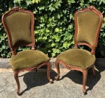 Par de cadeiras, assentos e encostos revestidos em tecido na tonalidade verde, (Obs. necessitam troca de tecido),  50 x 47 x 117 cm de altura