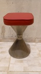 Banco Design, Assento Almofadado em Tonalidade Vermelha, aprox. 58 x 33cm, assento solto, base metal, necessita restauração, apresenta marcas do tempo