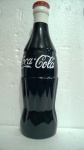 Placa Decorativa Formato Garrafa Coca Cola, aprox. 60cm, fibra de vidro pintado, com marcas do tempo, segue conforme apresentado nas fotos