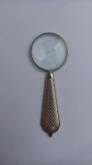 Lupa com Lente em Vidro Translúcido, Cabo em Metal Espessurado a Prata; aprox. 11,5 x 4cm