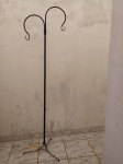 Suporte Pedestal Vertical p/ Plantas, Luminárias, aprox. 232 x 63cm; ferro pintura preta, SOMENTE RETIRADA EM SÃO PAULO (CASA VERDE)