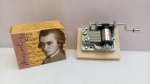 Souvenir Compositor Wolfgang Amadeus MOZART, Made in Germany, à Corda, que Emite Som de sua Composição Kleine Nachtusik, aprox. 8,5 x 4,5 x 3cm