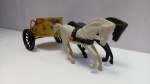 Miniatura Biga Romana 2 Cavalos, aprox. 19 x 8,5 x 6,5cm, Meplastic, plástico rígido, necessita higienização, apresenta marcas do tempo e de manuseio, segue conforme apresentado nas fotos