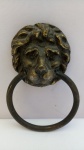 Aldrava / Batedor Portas, bronze c/ Imagem Leão, aprox. 13 x 8,5cm, apresenta desgastes, segue conforme apresentado nas fotos