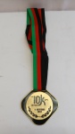 Medalha Corrida NIKE 10K, 11/11/2007; aprox. 7cm, acompanha fita, com marcas do tempo