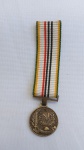 Medalha Comemorativa ao 30º Aniversário do Movimento Constitucionalista pela Sociedade Veteranos de 32 - MMDC, aprox. 1,5cm; acompanha fita de gorgorão de seda chamalotada