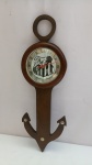 Relógio de Parede Formato Âncora Tema Time Futebol SANTOS, Maquinário à Pilha (1-AA), aprox. 50 x 16 x 3cm, Moldura em Madeira com Vidro Bombê, Funcionando; aprox. 50 x 16 x 3cm, Imagem Impressa