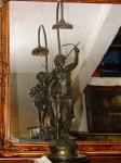 Ferville Suan . Escultura em petit bronze  representando  caçada, assinada   (base solta ) med da  peça semj a base de madeira 50 x13 cm.  diam da base 22 cm altura da luminária 74 cm.