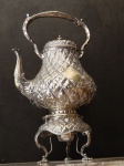 Samovar decorado  em metal espessurado a prata. med.:  46 x24 cm
