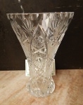 Delicado vaso floreira em cristal lapidado. med. 16 x10 cm