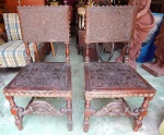 Par de cadeiras Manuelino Séc XVIII pirogravado,taxa e bigorrilho de bronze, em jacarandá. (No estado).