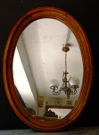 Espelho com moldura em madeira. (desgates)