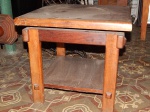 Mesa baixa auxiliar em madeira e folheado. (desgastes) med.: 46 x50 x50 cm