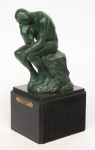 Magnífica e renomada Escultura Francesa Le Penseur, seguindo a obra do imortal Auguste Rodin, esculpida, cinzelada e patinada. Base em mármore preto Belga, altura 39 cm.