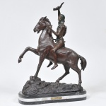 Frederic Remington ( DAPRÉS)  Belíssimo Grupo Escultórico Inglês em bronze cinzelado e patinado representando Scalp, base em mármore preto Belga. Altura 60 cm. Assinado.