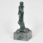Ferdinand Preiss  (Germany)  Belíssima Escultura Francesa em bronze artístico esculpida,cinzelada e patinada, representando Jeune Fille.  Base em mármore preto Belga, assinada, altura 52 cm