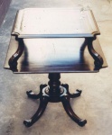 Mesa Inglesa Regency em mogno, formas retas, vazada. Medindo 70 x 70 x 73 cm.