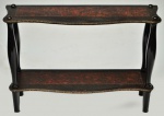 André Boulle - Belíssimo Console Francês em madeira nobre, em dois estágios, apresentando rico trabalho de ebaneria e marchetaria característico do célebre artista francês. Medindo:85 x 75 x 30 cm.                                                                                      