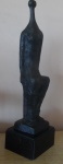Bruno Giorgi  (1905 /1993)  Mulher  Escultura estilo contemporâneo em bronze cinzelado e patinado, apoiada sobre base em granito preto. Altura 80 cm, assinada.