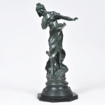 Frederic Boissier  (Toulouse-France)  Belíssima Escultura Francesa  em bronze artísticorepresentando Florista, esculpida, cinzelada e patinada. Altura 73 cm, base em mármorepreto, assinada.