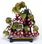 Diferente enfeite de mesa confeccionado em pedras representando "cachos de uva", Med.: 26 x 21 cm.