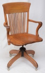 Antiga e rara cadeira dita de "Xerife" giratória confeccionada em madeira nobre, pés com rodinhas. Med.: 97 x 64 x 50 cm.