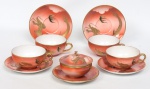 Parte de conjunto para chá em porcelana dita casca de ovo ricamente policromada com "dragões" a folha de ouro constando um açucareiro e quatro xícaras com pires.