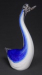 Belíssima escultura em vidro de Murano nas cores azul e branca representando "cisne". Med.: 26 cm.