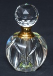 Belíssimo e grande perfumeiro confeccionado em vidro translúcido com detalhe em metal dourado. Med.: 12 x 6 cm.