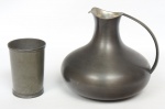 Lote constando duas peças em estanho sendo uma jarra para aguá e um copo, uma delas apresenta punção. Med.: 18 x 20 cm.