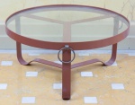 Mesa de centro moderna , confeccionada em ferro esmaltado na cor ocre, com argolas laterais e tampo em vidro. Med: 38 x 80 cm.