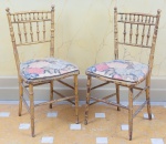 Par de raras cadeiras vitorianas do século XIX, confeccionadas em madeira nobre, com pátina a folha de ouro velho. Med: 84 x 37 x 40 cm.