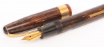 COLECIONISMO - LEVER FILLER, Antiga  caneta tinteiro de coleção norte americana na cor marrom e detalhes em metal dourado.