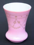 Pequeno jarra floreira em opalina francesa, do século XIX, na cor rosa decorada a mão a fios de ouro . Med: 13 x 9 cm Apresenta dois lascados na borda