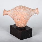 VASCO PRADO - Escultura em cerâmica representando " Cabeça de Menino", assinada e numerada 20100, apoiada sobre base em jacaranda. Med.: 16 x 16 cm (com base)