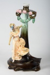 Belíssima base para abajour em faiança austríaca art nouveau representando " Dama de época", repousada sobre coluna com guirlandas e rosas, marcada e numerada na base.  Med.: 40 x 25 x 36 cm.